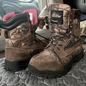 Previously owned ITASCA outdoor winter boot size 8.5
